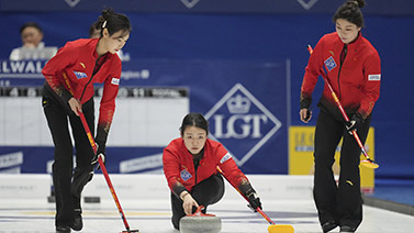 西甲：巴塞罗那收官战中 0比2输比利亚雷亚尔